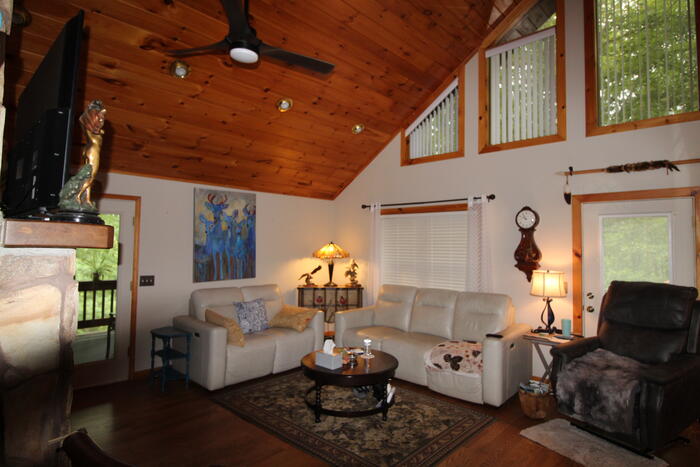 Livingroom Listing photo 2